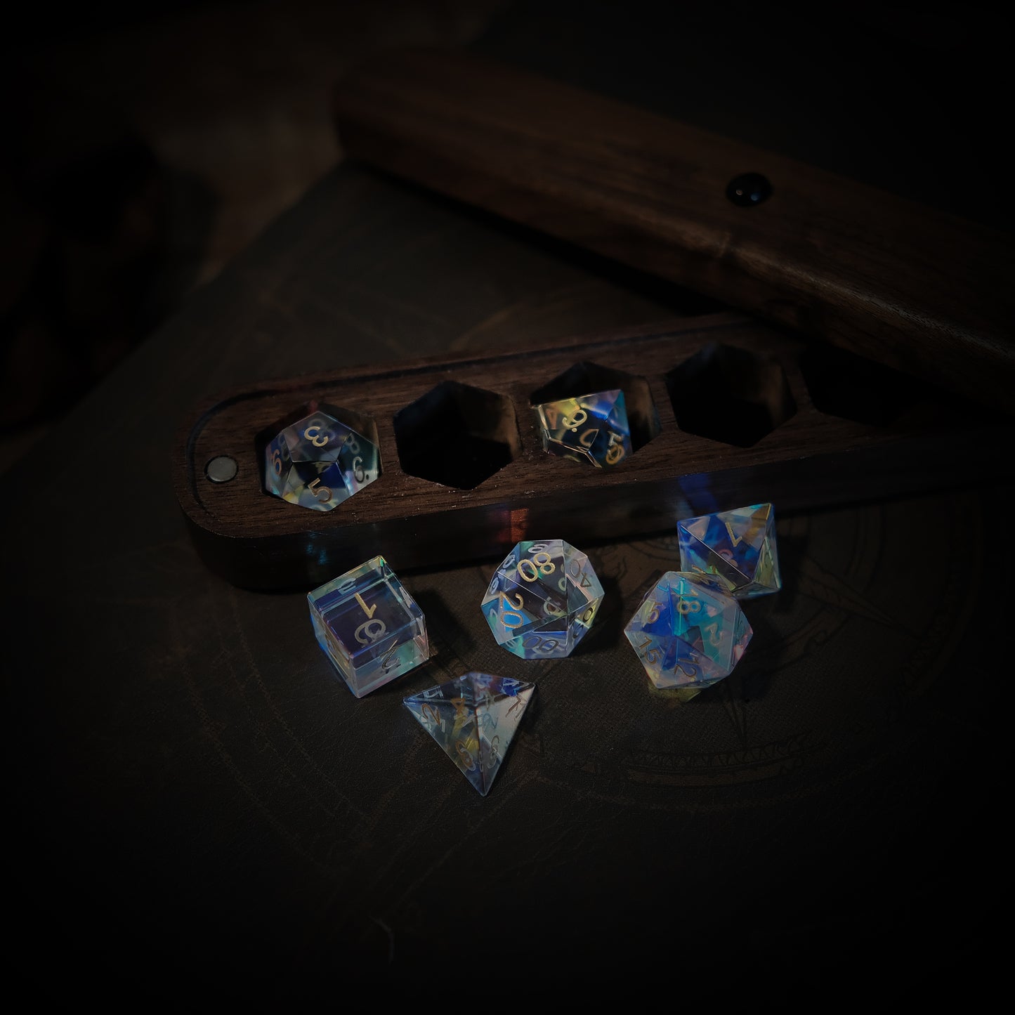 Ensemble de dés polyédriques en verre dichroïque