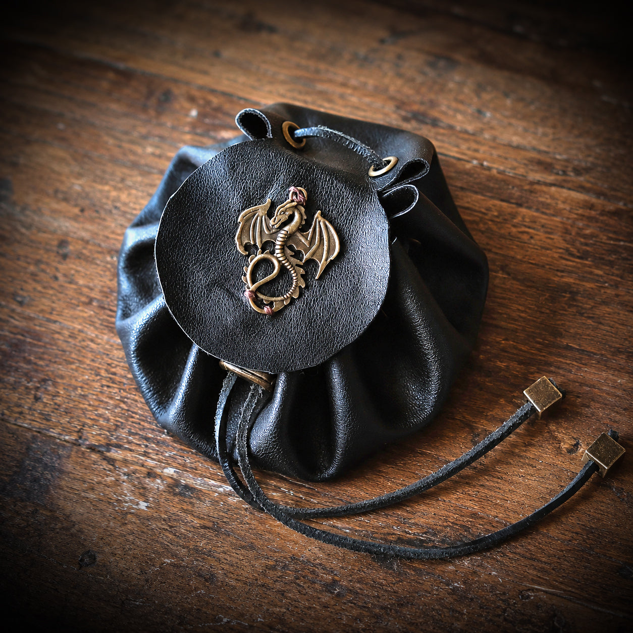 Borsa per dadi in morbida pelle con drago in metallo