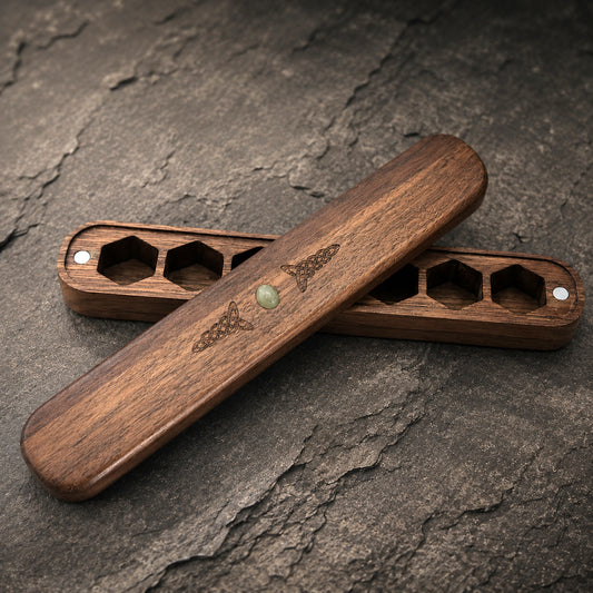 Boîte à dés en bois de cerisier attachée à une pierre précieuse